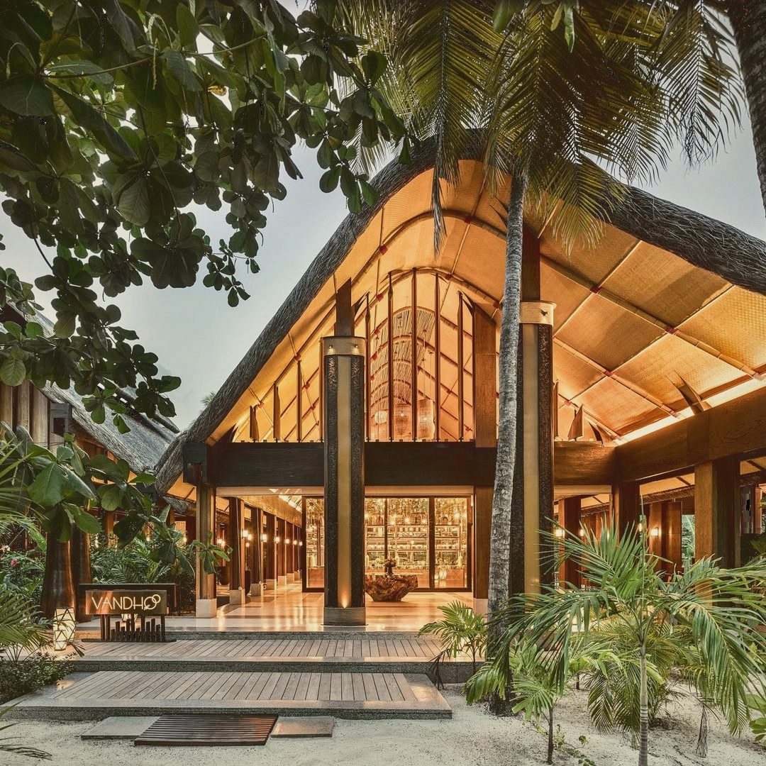 Vandhoo. JOALI's signature restaurant, integrated with the property's curated art programme.