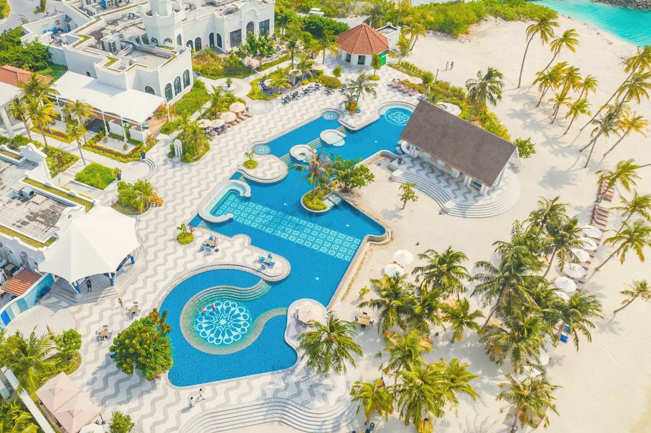 The main pool at SAii Lagoon. A shared facility at the centre of the resort, suited to families and couples alike.