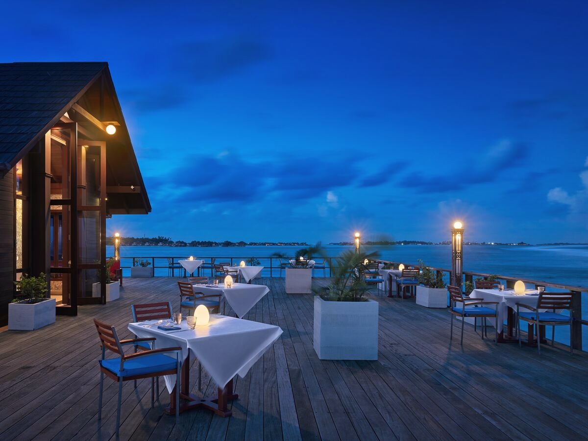 An evening at one of the resort's dining outlets. The Quayside Life concept shapes the atmosphere: social, lit, and oriented toward the water.