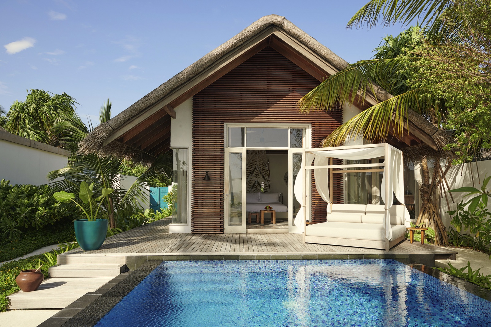 Pool Sunrise Deluxe Beach Villa. Sirru Fen Fushi